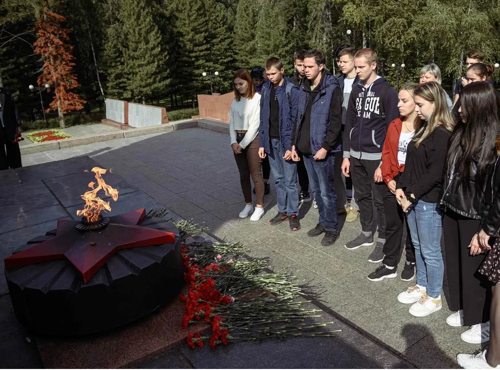 Студенты возложили цветы в годовщину окончания Второй мировой войны